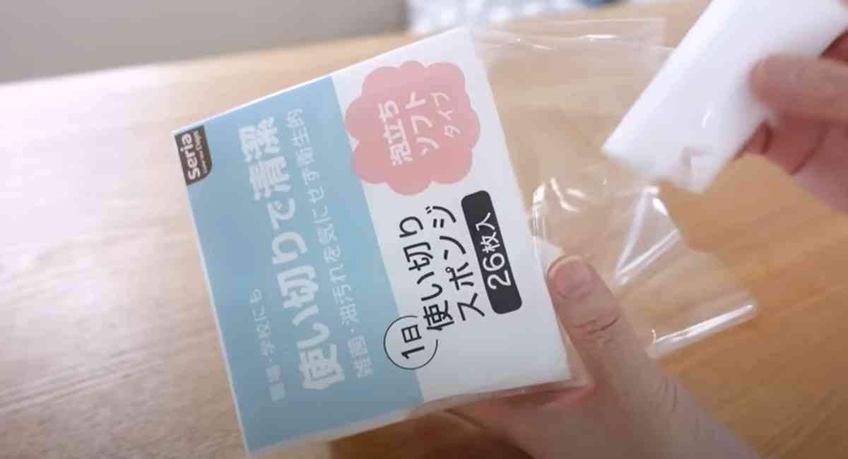 セリアの「1日使い切りスポンジ 泡立ちソフトタイプ」を開封するシーン